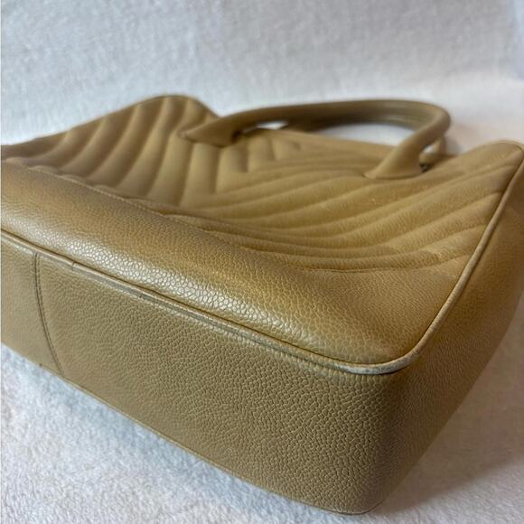 Chanel caviar skin v stitch handbag - Picture 3 of 8